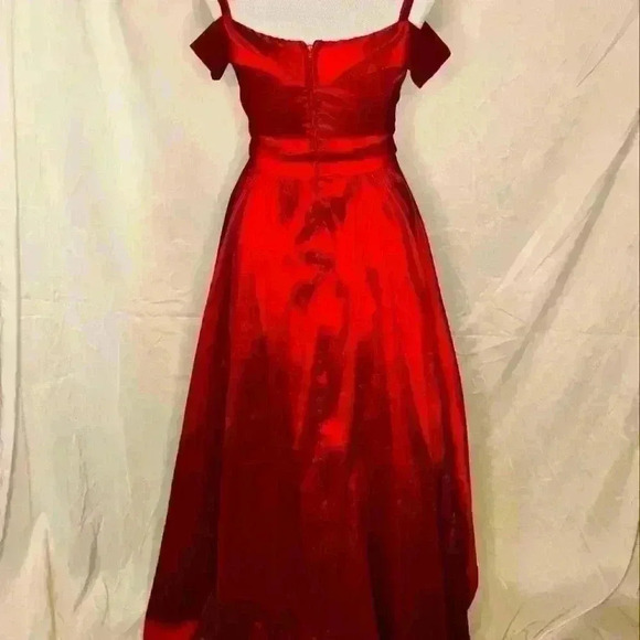 B. Smart red formal high low gown 3/4 - Picture 3 of 5